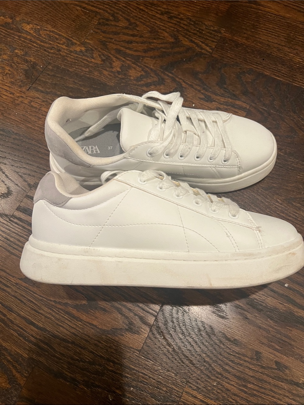 Zara - White Low-Top Sneakers with Light Gray Heel Tab